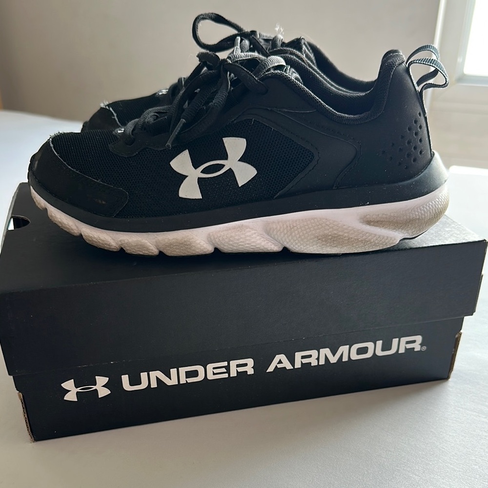 Under Armour Black and White Sneakers Athletic Performance